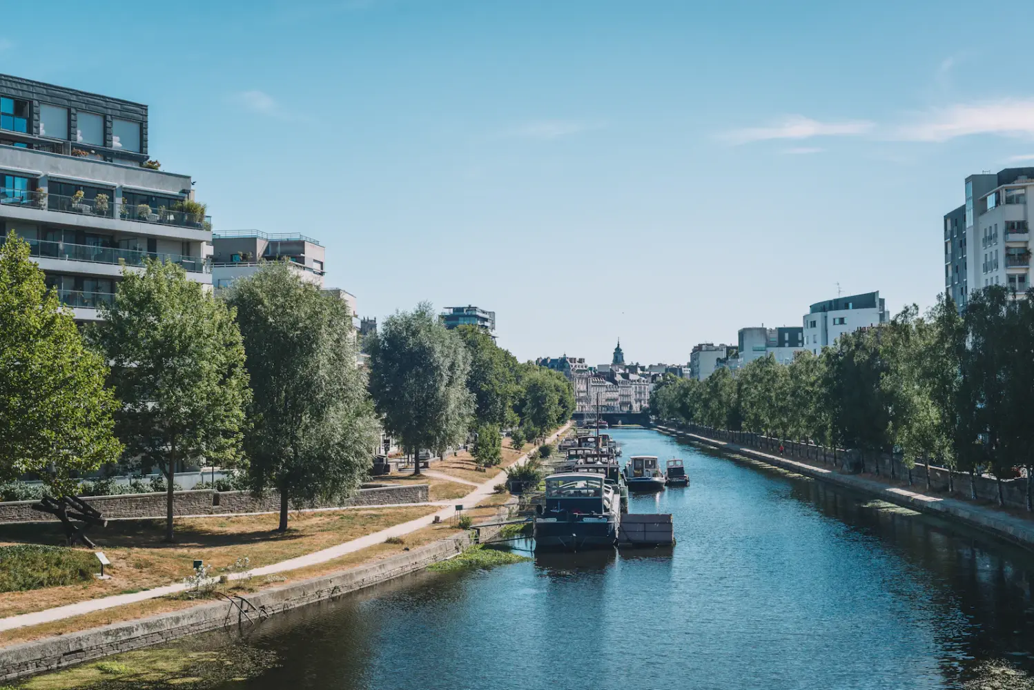 Bâtiments au bord de la rivière à Rennes